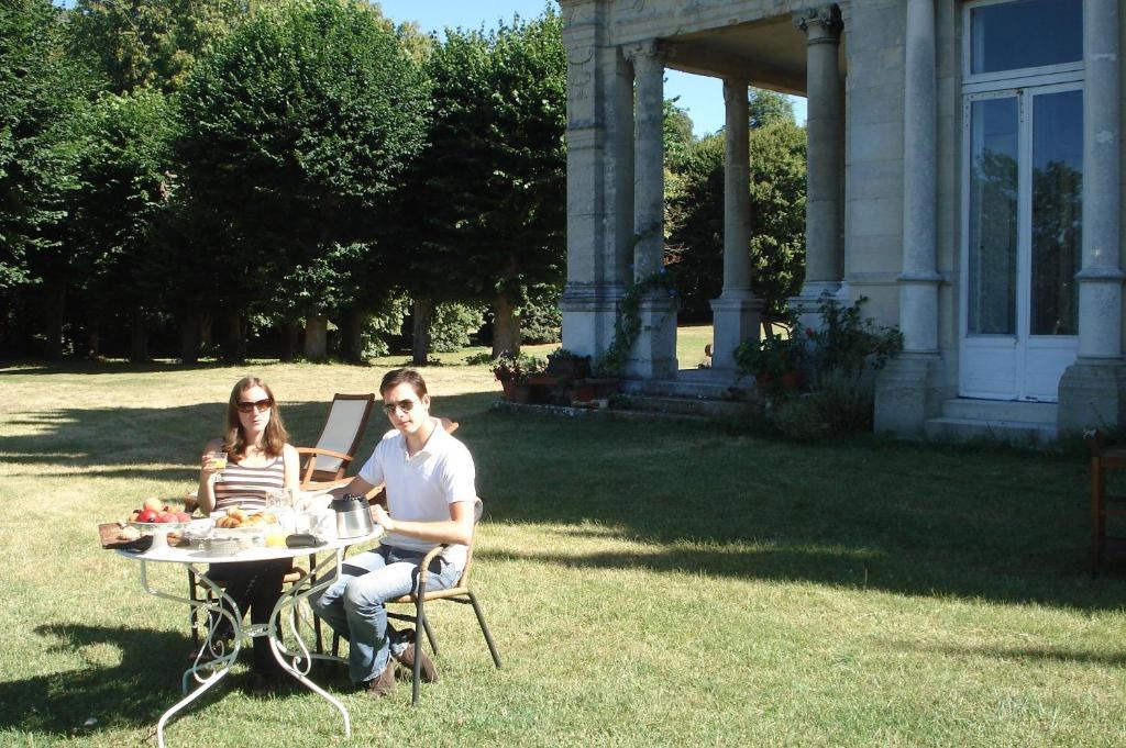 Chateau De La Madeleine Bed and Breakfast Pressagny-lʼOrgeuilleux Exterior foto