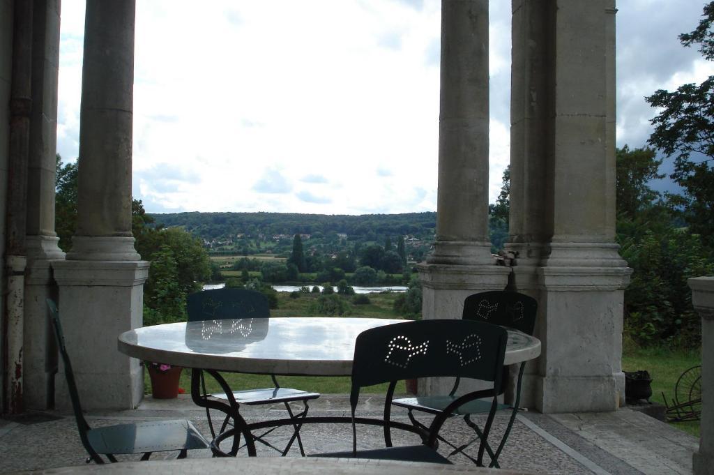 Chateau De La Madeleine Bed and Breakfast Pressagny-lʼOrgeuilleux Exterior foto